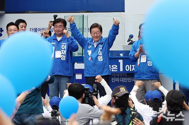 이재명 더불어민주당 대선 후보가 2일 오후 경기도 성남시 야탑역 광장에서 열린 선거유세에서 지지를 호소하고 있다. 성남=류영주 기자