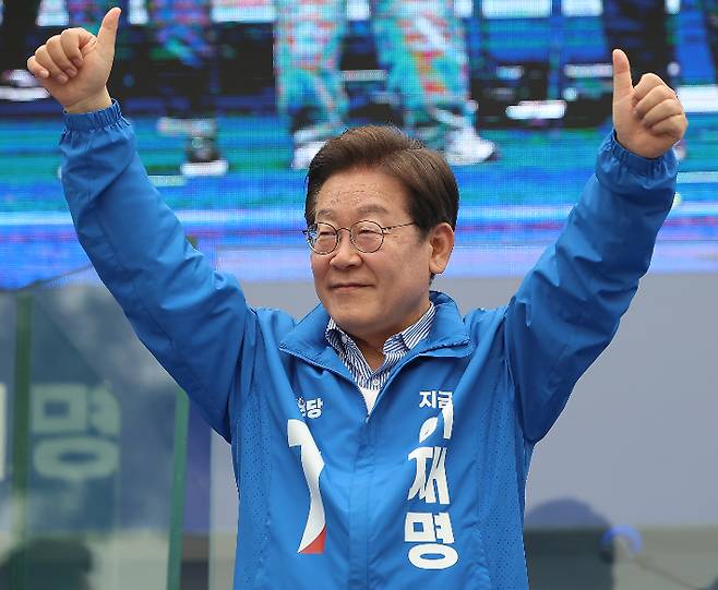 더불어민주당 이재명 대선 후보가 선거를 하루 앞두고 서울 강서구 서울 식물원 마곡나루광장에서 유세하고 있다. 연합뉴스