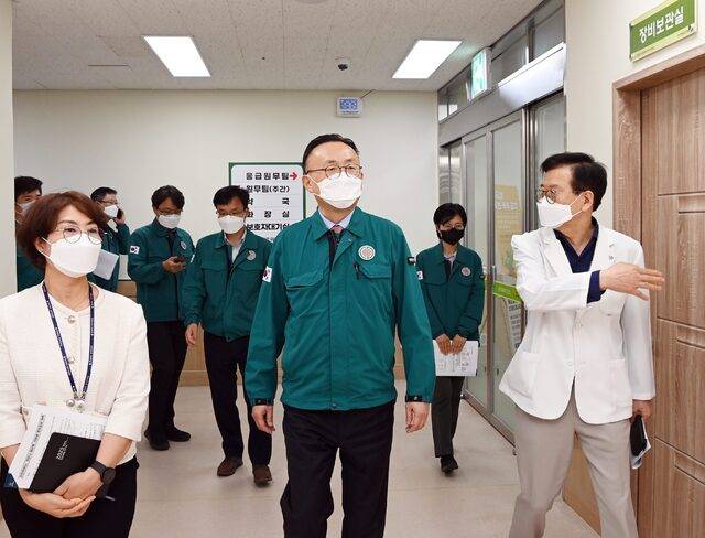 이한경 행정안전부 재난안전관리본부장이 26일 충북 청주의료원을 방문해 최근 ‘코로나 재유행’ 대응 상황 및 응급의료상황을 점검하고 병동을 둘러보고 있다. 행정안전부