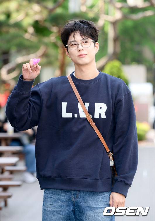 [OSEN=조은정 기자]29일 오후 서울 영등포구 여의도 KBS 신관에서 KBS 2TV '더 시즌즈 - 박보검의 칸타빌레' 녹화가 진행됐다.넷플릭스 시리즈 ‘폭싹 속았수다’로 전 세계 시청자들을 사로잡은 박보검은 KBS2 심야 음악 프로그램 ‘더 시즌즈-박보검의 칸타빌레’ MC로도 활약하며 다방면에서 활발한 활동을 이어가고 있다.배우 박보검이 방송국으로 이동하며 팬들과 취재진을 포즈를 취하고 있다. 2025.04.29 /cej@osen.co.kr