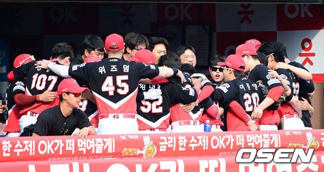 윤도현 리드오프 홈런에 뜨거워지는 KIA 더그아웃.