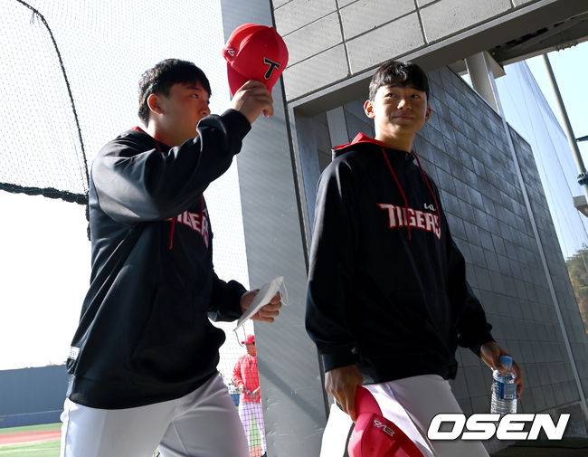 2021년 함평에서 마무리훈련을 마치고 그라운드를 나서는 윤도현과 김도영. 타이거즈의 현재이자 미래.
