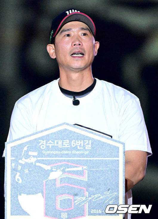 [OSEN=수원, 최규한 기자] 1일 수원 KT위즈파크에서 ‘2025 신한 SOL Bank KBO리그’ KT 위즈와 KIA 타이거즈의 경기가 열렸다.경기를 마치고 KT 박경수의 은퇴식이 진행됐다.박경수가 은퇴사를 전하고 있다. 2025.06.01 / dreamer@osen.co.kr