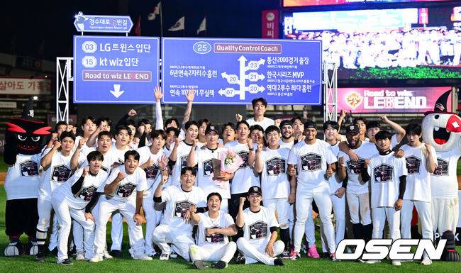 [OSEN=수원, 최규한 기자] 1일 수원 KT위즈파크에서 ‘2025 신한 SOL Bank KBO리그’ KT 위즈와 KIA 타이거즈의 경기가 열렸다.경기를 마치고 KT 박경수의 은퇴식이 진행됐다.박경수가 은퇴식에서 동료 선수들과 함께 기념촬영을 하고 있다. 2025.06.01 /