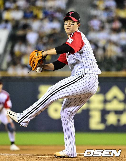 [OSEN=잠실, 조은정 기자]1일 오후 서울 잠실구장에서 ‘2025 신한 SOL Bank KBO리그’ LG 트윈스와 삼성 라이온즈의 경기가 열렸다.이날 LG는 임찬규, 삼성은 레예스를 선발투수로 내세웠다.9회초 LG 유영찬이 역투하고 있다. 2025.06.01 /cej@osen.co.kr