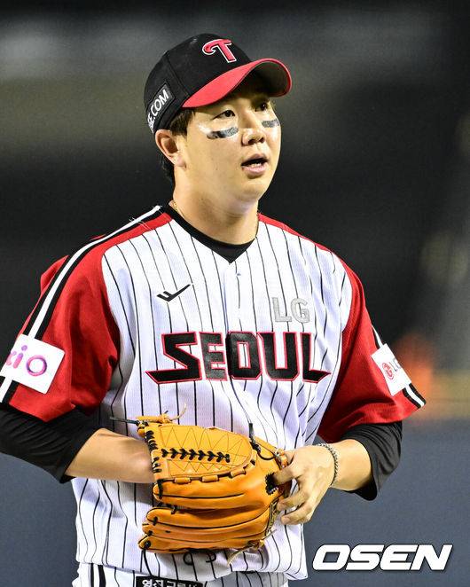 [OSEN=잠실, 조은정 기자]프로야구&nbsp;삼성 라이온즈가 7연승을 질주했다. LG 트윈스는 올 시즌 처음으로 스윕패를 당했다.&nbsp;삼성은&nbsp;1일 서울 잠실구장에서 열린 2025 KBO리그&nbsp;LG와 시즌 9차전 맞대결에서 6-4 재역전승을 거뒀다. 삼성은 KT 위즈를 반 경기 차이로 제치고 4위로 올라섰다.&nbsp;9회초 이닝을 마친 LG 유영찬이 더그아웃으로 향하고 있다. 2025.06.01 /cej@osen.co.kr