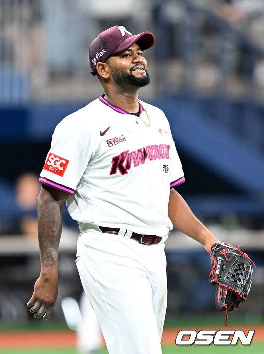 뒤돌아 서서 '안도의 미소' 짓는 알칸타라 '옛 동료 향한 예의'