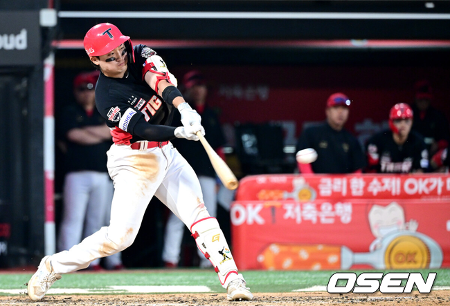 [OSEN=수원, 최규한 기자] 1일 수원 KT위즈파크에서 ‘2025 신한 SOL Bank KBO리그’ KT 위즈와 KIA 타이거즈의 경기가 열렸다.홈팀 KT는 조이현, 방문팀 KIA는 애덤 올러를 선발로 내세웠다.9회초 무사 선두타자로 나선 KIA 윤도현이 안타를 날리고 있다. 2025.06.01 / dreamer@osen.co.kr