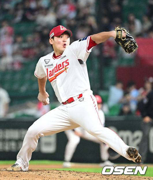 [OSEN=인천, 최규한 기자] 27일 인천 SSG랜더스필드에서 ‘2025 신한 SOL Bank KBO리그’ SSG 랜더스와 NC 다이노스의 경기가 열렸다.이날 홈팀 SSG는 드류 앤더슨, 방문팀 NC는 신민혁을 선발투수로 내세웠다.연장 10회초 마운드에 오른 SSG 조병현이 힘차게 공을 뿌리고 있다. 2025.05.27 / dreamer@osen.co.kr