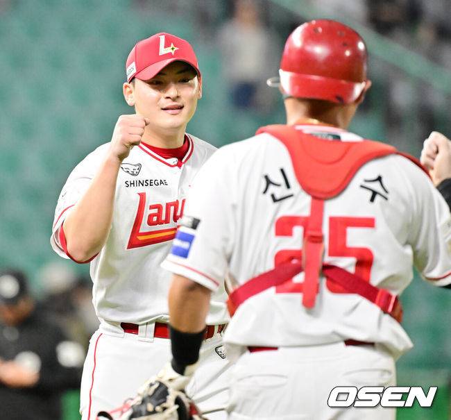 [OSEN=인천, 민경훈 기자] 15일 오후 인천 SSG랜더스필드에서 ‘2025 신한 SOL Bank KBO리그’ SSG 랜더스와 NC 다이노스의 경기가 열렸다.이 경기에서 SSG 최정은 4타수 2안타 1홈런 2타점 1득점으로 활약했다. 6회 극적인 동점 투런홈런을 날리며 팬들을 열광시켰다. 최정은 이 홈런으로 KBO리그 최초로 500홈런을 기록했다. SSG는 6-3 역전승을 거두고 3연승을 질주했다. 경기를 마치고 SSG 조병현과 신범수가 하이파이브를 하고 있다. 2025.05.13 / rumi@osen.co.kr