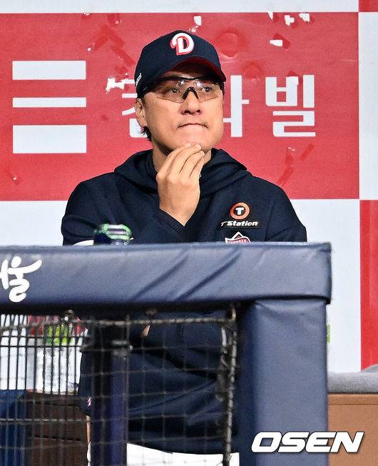 [OSEN=고척, 이대선 기자] 1일 오후 서울 고척스카이돔에서 2025 신한 SOL Bank KBO리그 키움 히어로즈와 두산 베어스의 경기가 열렸다.키움은 알칸타라, 두산은 최승용을 선발 투수로 내세웠다.8회초 두산 이승엽 감독이 경기를 바라보고 있다. 2025.06.01