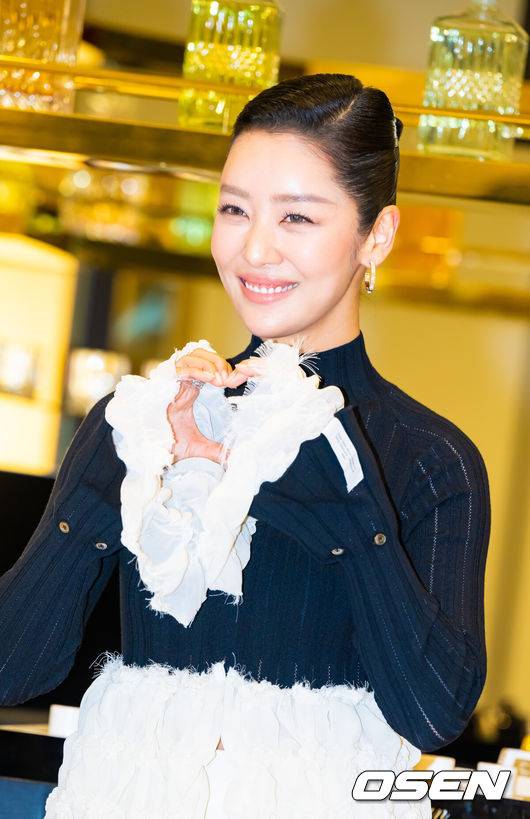 [OSEN=박준형 기자]  배우 차주영이 29일 오후 서울 더현대서울에서 진행된 향수 브랜드 '킬리안' 팝업스토어 오픈행사에 참석했다.  차주영은 최근 종영한 tvN 사극 드라마 ‘원경’에서 첫 타이틀롤 주인공으로 활약하며 연기 스펙트럼을 한층 넓혔다. 또한 4월 개봉한 영화 ‘로비’를 통해 스크린에서도 활발한 활동을 이어가고 있다.&nbsp;차주영이 포즈를 취하고 있다.   2025.05.29/ soul1014@osen.co.kr