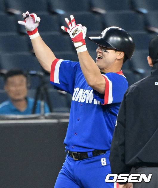 [OSEN=대전, 이대선 기자] 2일 오후 대전 한화생명볼파크에서 ‘제3회 한화이글스배 고교vs대학 올스타전’이 열렸다.올해로 3회째를 맞는 한화이글스배 고교vs대학 올스타전은 한화 구단과 KBSA가 공동으로 주최하는 이벤트 경기다.5회말 2사 2,3루에서 대학팀 김동휘가 2타점 적시 3루타를 치고 환호하고 있다. 2025.06.02 /sunday@osen.co.kr