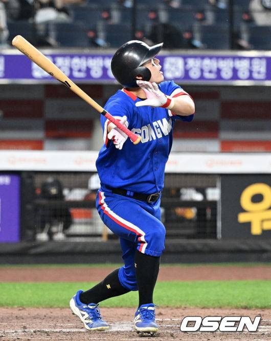 [OSEN=대전, 이대선 기자] 2일 오후 대전 한화생명볼파크에서 ‘제3회 한화이글스배 고교vs대학 올스타전’이 열렸다.올해로 3회째를 맞는 한화이글스배 고교vs대학 올스타전은 한화 구단과 KBSA가 공동으로 주최하는 이벤트 경기다.5회말 2사 2,3루에서 대학팀 김동휘가 2타점 적시 3루타를 치고 있다. 2025.06.02 /sunday@osen.co.kr