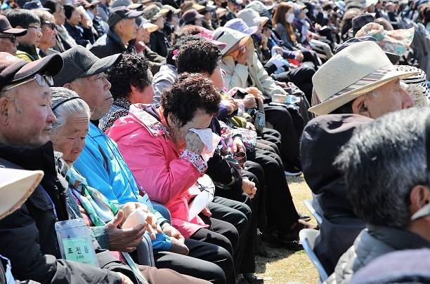 ▲4·3유족이 4·3 추념식 중 눈물을 닦고 있다.ⓒ제주도