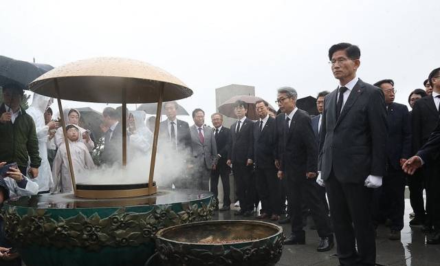 ▲김문수 후보가 2일 제주 4·3 평화공원을 참배하고 있다.ⓒ(=연합뉴스)