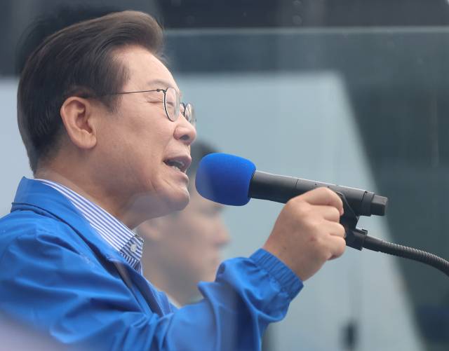 ▲더불어민주당 이재명 대선 후보가 선거를 하루 앞둔 2일 서울 강북구 북서울꿈의숲 서문광장에서 시민들에게 지지를 호소하고 있다. ⓒ연합뉴스