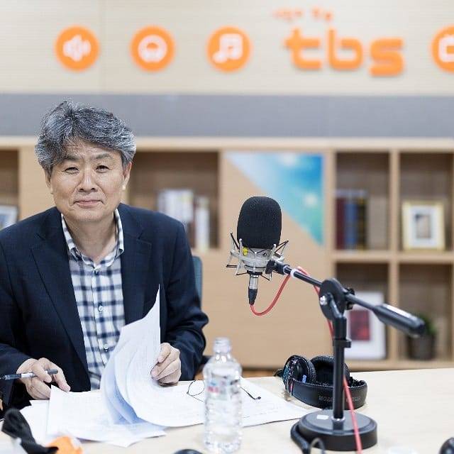 ▲방송을 진행하고 있는 강원국 작가ⓒ강원국 SNS 갈무리