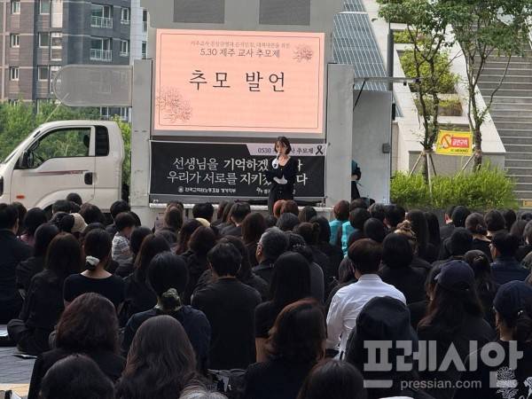 ▲지난달 30일 경기도교육청 정문 앞에서‘ 故현승준 교사 추모문화제’가 진행 중인 모습. ⓒ경기전교조