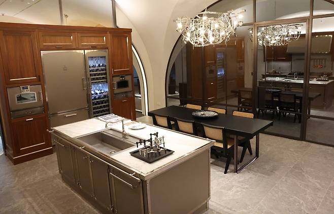 국내 최초 하이엔드 프라이빗 멤버십 클럽 ‘디아드(DYAD)’의 내년 오픈을 앞두고, 서울 강남구 도산공원 인근에서 운영 중인 ‘디아드 멤버스 라운지’의 내부 모습. 한윤종 기자