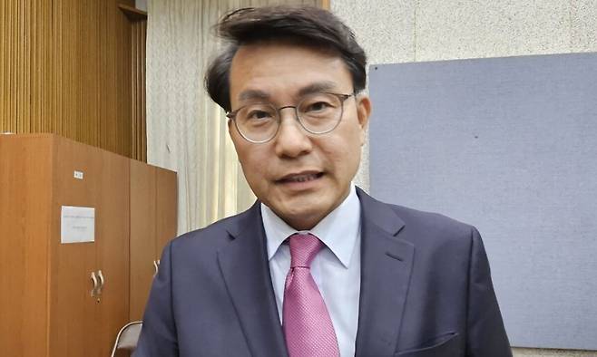 윤상현 국민의힘 의원(인천 동구미추홀구을)이 지난달 25일 대구의 한 교회에서 취재진과 만나 대선 관련 발언을 하고 있다. 뉴스1