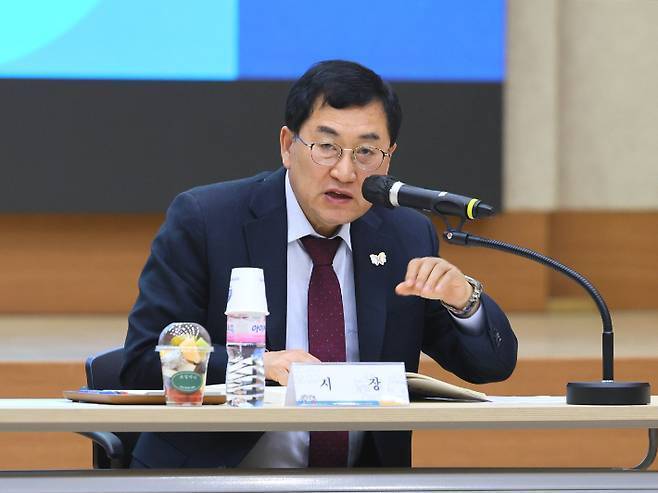 주낙영 경주시장이 민선 8기 공약사업 추진상황 보고회에서 공약사업 추진 현황을 점검하고 있다. 경주시 제공