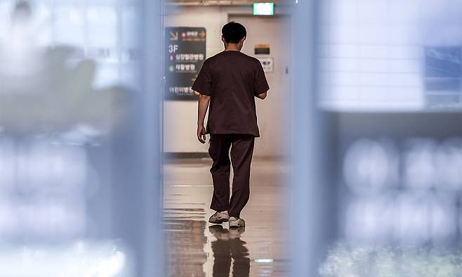 한 대학병원 전공의 전용공간에서 의료진이 이동하고 있다. 뉴시스