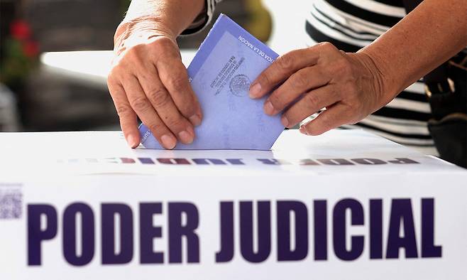 1일(현지시간) 멕시코 할리스코주 과달라하라의 투표소에서 유권자들이 판사 선출 투표를 하고 있다. AFP연합뉴스