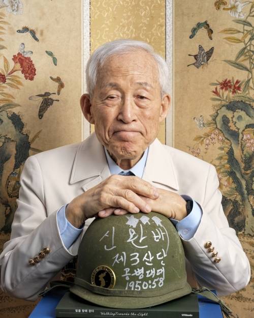 신완배(93) 참전용사는 국군 3사단 공병대대 출신으로 1950~1958년 군복무를 마치고 대위 전역했다. 딸의 요청으로 지난 5월 서울 종로 자택에서 촬영한 신 용사의 사진. 그는 라미 현 작가와 만나 “나라 없는 설움은 집 없는 설움보다 더 슬프다. 다음 세대에 절대로 그 아픔을 물려주지 않기 위해 노력했다”고 말했다. 라미 현 작가 제공