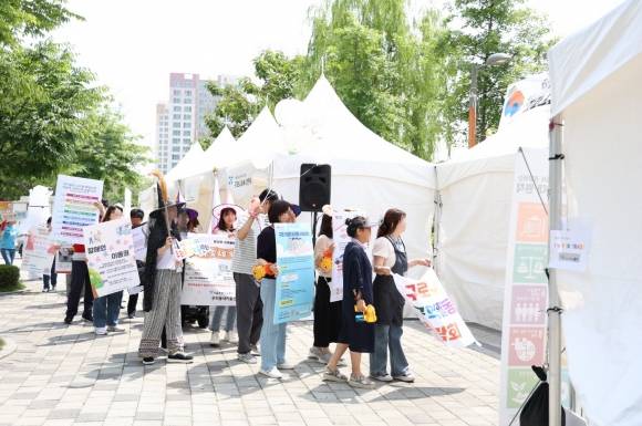 지난해 오류동역 3번 출구 앞 광장에서 개최된 제3회 구로구공익활동박람회 행사에 참여한 구민들이 줄을 서 있는 모습. 구로구 제공