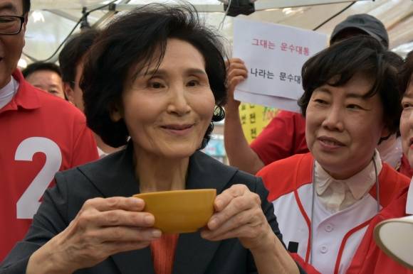 김문수 국민의힘 대통령 후보의 부인 설난영 여사가 27일 호남 최대 재래시장인 전남 순천시 풍덕동 아랫장을 찾아 시장 음식을 맛보고 있다. 2025.5.27 뉴스1