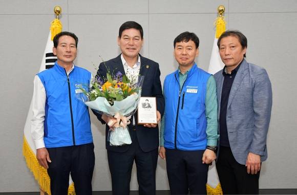 정철원 담양군수가 2일 전국시군구공무원노조연맹으로부터 감사패를 전달 받고 기념 촬영을 하고 있다. (담양군 제공)