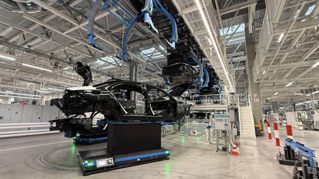 지난달 28일(현지 시간) 독일 남서부 바덴뷔르템베르크주 진델핑겐의 메르세데스벤츠 스마트공장 ‘팩토리56’에서 무인운반차량(AGV)이 S클래스의 차체들을 옮기고 있다. 2020년 문을 연 팩토리56에서는 400여 대의 AGV가 자율주행을 통해 자동차 부품을 운반하고 있다. 사진=구경우 기자