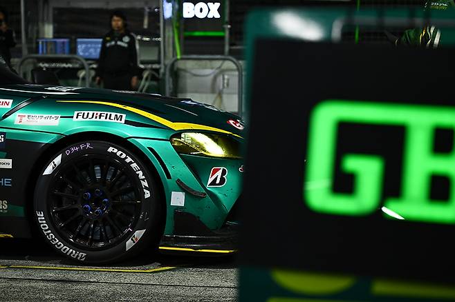 ST-Z 클래스에 출전 한 '사이타마 그린 브레이브'가 타이어 교체를 했다. 사진: 김학수 기자