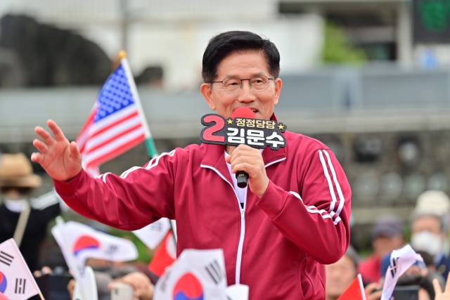 국민의힘 김문수 대선 후보가 2일 오전 제주시 동문로터리에서 유세를 하고 있다. / 연합뉴스