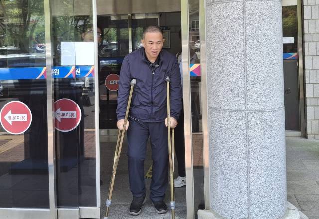 명태균 씨가 지난 5월 26일 창원지방법원에서 열린 정치자금법 위반 혐의 5차 공판 오전 재판을 마친 뒤 법정을 나서고 있다. 뉴스1