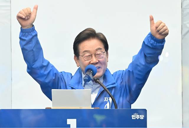 이재명 더불어민주당 대선 후보가 대선을 하루 앞둔 2일 경기 성남시 분당구 야탑역 광장에서 유권자들에게 지지를 호소하고 있다. 성남=오승현 기자