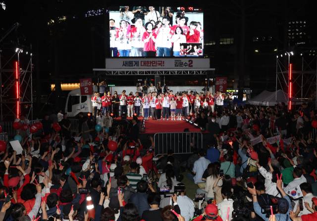김문수 국민의힘 대선 후보가 2일 서울광장에서 열린 피날레 유세에서 지지를 호소하고 있다. 성형주 기자 2025.06.02
