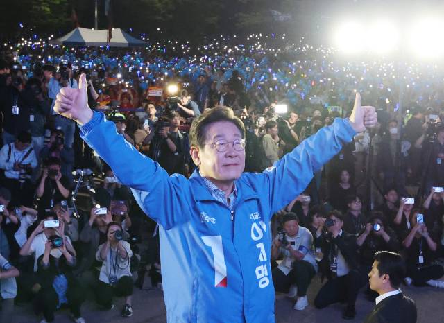 이재명 더불어민주당 대선 후보가 대선을 하루 앞둔 2일 많은 지지자들이 운집한 서울 영등포구 여의도공원에서 피날레 유세를 하고 있다. 오승현 기자 2025.06.02