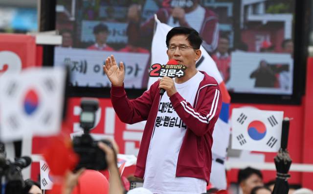 김문수 국민의힘 대선후보가 2일 제주시 동문로터리 탐라문화광장에서 열린 “울려라 함성, 들어라 승리의 메아리” 제주 총괄거점유세 현장에서 시민들에게 지지를 호소하고 있다. 제주=성형주 기자