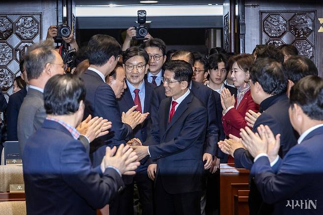 5월9일 김문수 국민의힘 후보가 국회에서 열린 의원총회에 참석하며 의원들과 악수하고 있다. ⓒ시사IN 박미소