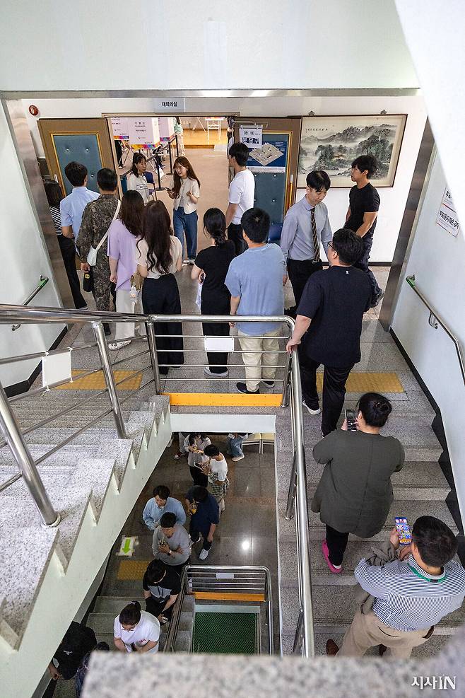 제21대 대통령선거 사전투표 첫날인 5월29일 경기 성남시 분당구 서현1동행정복지센터에 마련된 사전투표소에 시민들이 투표를 하기 위해 줄을 서 있다. ⓒ시사IN 박미소