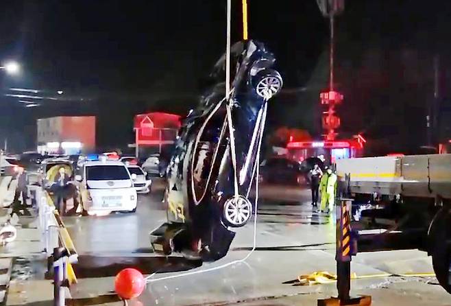 6월2일 전남 진도군 임회면 진도항 인근 해상에 추락한 차량이 인양되고 있다. 경찰은 차량 안에서 40대 엄마와 고교생 아들 2명의 시신을 수습했다. 차량 추락 당시 함께 탑승하고 있다가 홀로 탈출해 도주한 40대 부친은 광주에서 긴급체포됐다. ⓒ 목포해양경찰서 제공