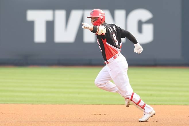 KIA 윤도현이 1일 수원KT위즈파크에서 열린 KT와 원정경기 1회초 선제 솔로포를 터트린 뒤 3루 덕아웃을 향해 손짓하고 있다. 사진제공｜KIA 타이거즈