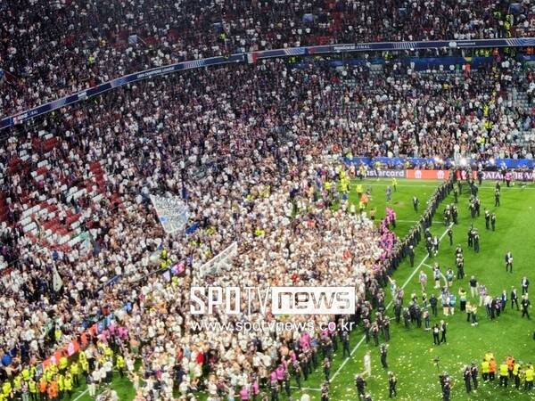 ▲ 챔피언스리그 첫 우승에 흥분한 파리 생제르맹 팬들이 알리안츠 아레나 그라운드로 난입했다가 독일 경찰들의 진압에 관중석으로 다시 올라갔다.