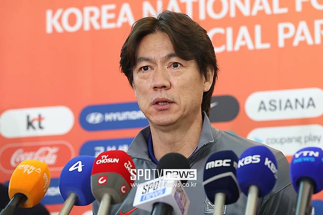 홍명보 감독이 지휘하는 대한민국 축구대표팀은 내달 2일 이라크 원정길에 오른다. 2026 국제축구연맹(FIFA) 북중미 월드컵 아시아지역 3차예선 일정을 위해 이라크와 9차전을 펼친다. 이후 한국으로 돌아와 10일 쿠웨이트전을 끝으로 3차예선을 마무리한다. 한국의 11회 연속 월드컵 본선 진출은 9부 능선을 넘은 상태다. 현재 4승 4무 승점 16점으로 B조 선두를 달리는 가운데 남은 2연전에서 승점 1점만 추가하면 조 2위를 확보해 본선 티켓을 손에 넣는다.▲&nbsp; ⓒ곽혜미 기자