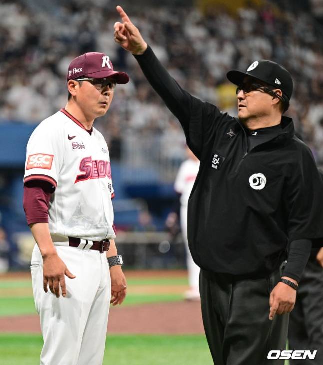 홍원기 감독(왼쪽)이 지난 5월 31일 경기 도중 체크스윙에 대해 항의하다 퇴장 당하는 모습.