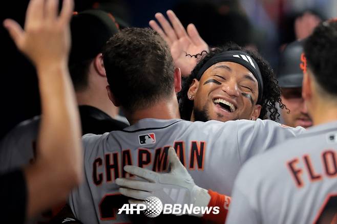 샌프란시스코 자이언츠 루이스 마토스가 2일(한국 시각) 마이애미 말린스전에서 4회 스리런포를 터트린 뒤 동료들과 함께 기쁨을 나누고 있다. /AFPBBNews=뉴스1