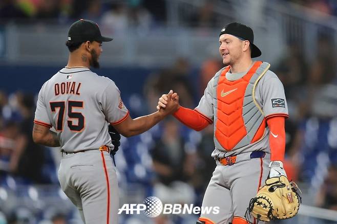 샌프란시스코 자이언츠 카밀로 도발(왼쪽)과 패트릭 베일리가 2일(한국 시각) 마이애미 말린스전을 승리로 마친 뒤 기쁨을 나누고 있다. /AFPBBNews=뉴스1