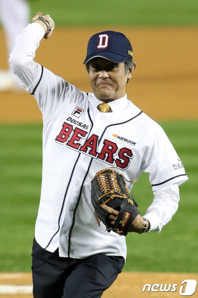 지난 2017년 두산 베어스와 NC 다이노스의 플레이오프 1차전을 앞두고 박철순이 시구를 하고 있다. /사진=뉴스1